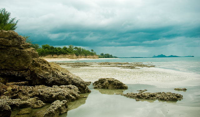 Пляж Ванакорн (Hat Wanakorn), Море и пляжи