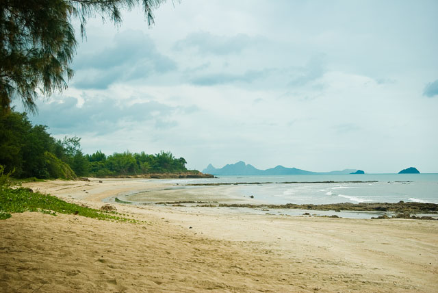 Пляж Ванакорн (Hat Wanakorn), Море и пляжи