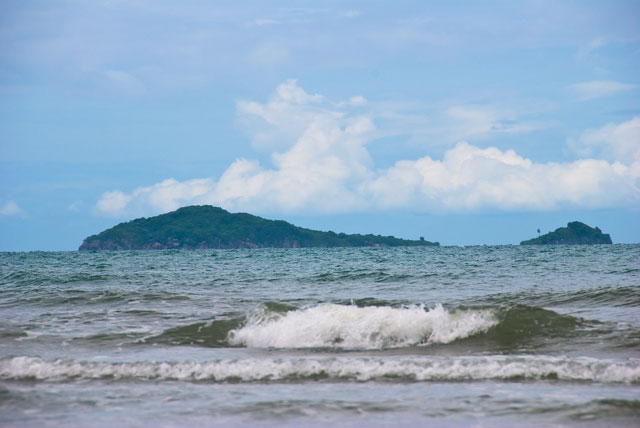 Пляж Ванакорн (Hat Wanakorn), Море и пляжи